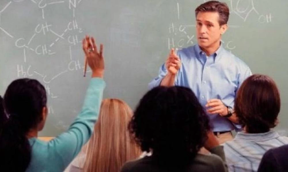 Ανασφάλιστοι χιλιάδες εκπαιδευτές ενηλίκων σε δημόσια ΙΕΚ